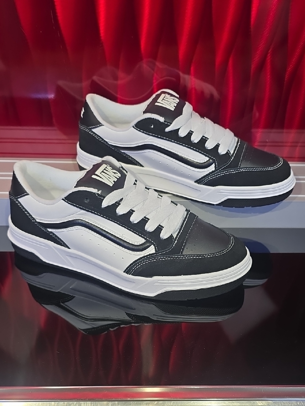 Vans Hylane Black White Low Top Sneakers Men’s 11.5 Women’s 13 New with Box